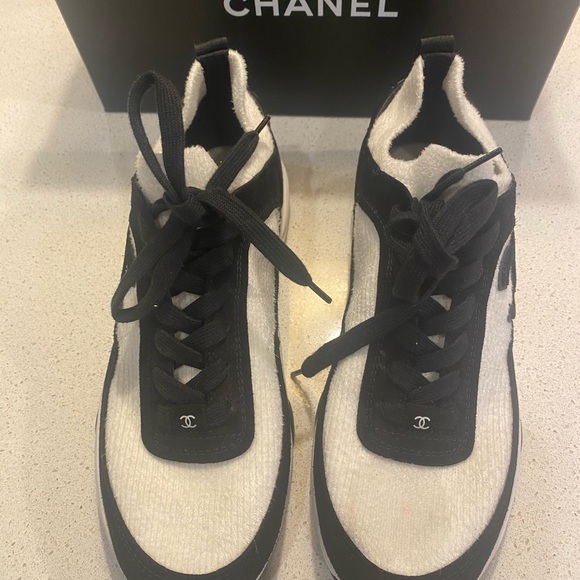 Chanel CC black and white suede and cloth sneakers - Picture 2 of 11
